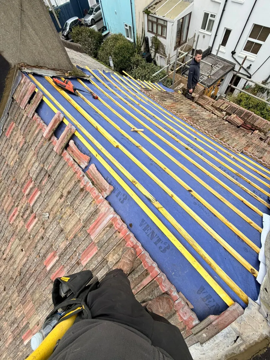New graded battens over blue breathable felt, ready for the tiles, FR Roofing Solutions